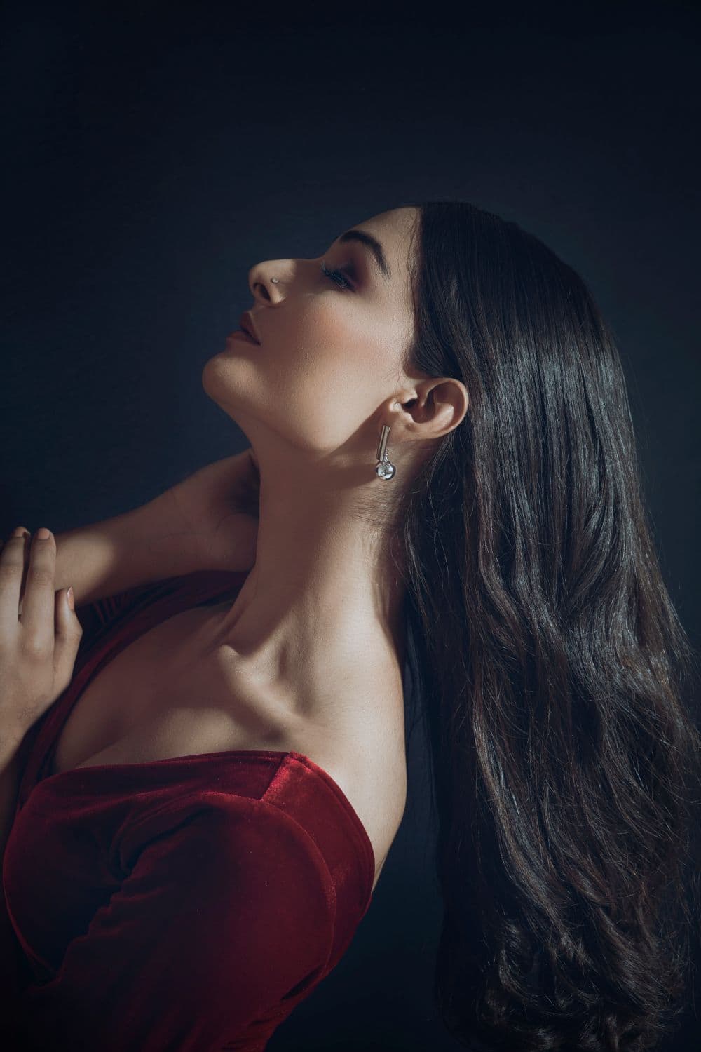 Detalle del cuello y hombro con piel luminosa tras un tratamiento de estética