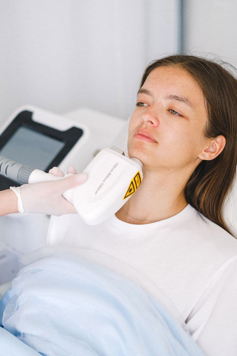 Aplicación de aparatología láser facial con equipo de última generación