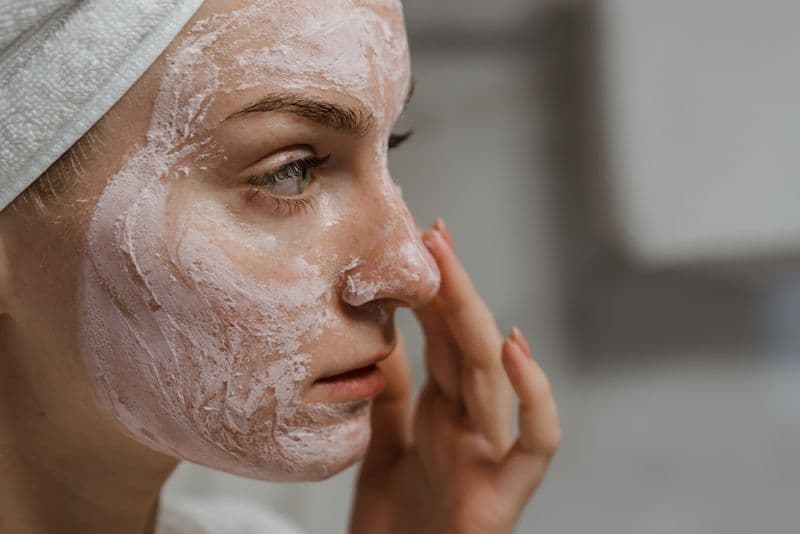 Aplicación de mascarilla y skincare médico sobre el rostro